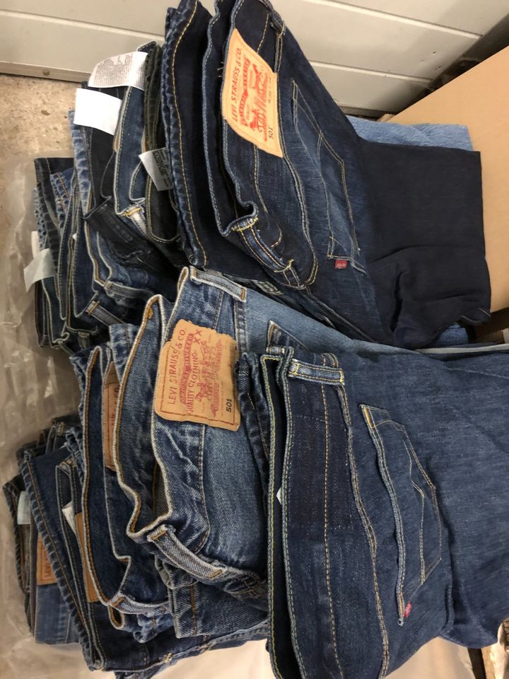 Posten Secondhand Jeans Levi's Vintage Y2K in Hessisch Oldendorf