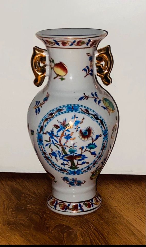 Vase mit chinesischer Malerei und goldfarbenen Seitengrifien in Leipzig