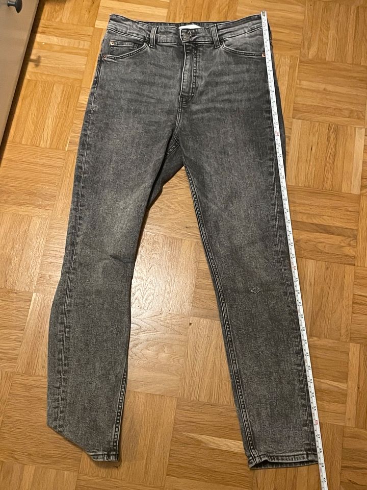 Graue Jeans von H&M Gr. 42 in Hamburg