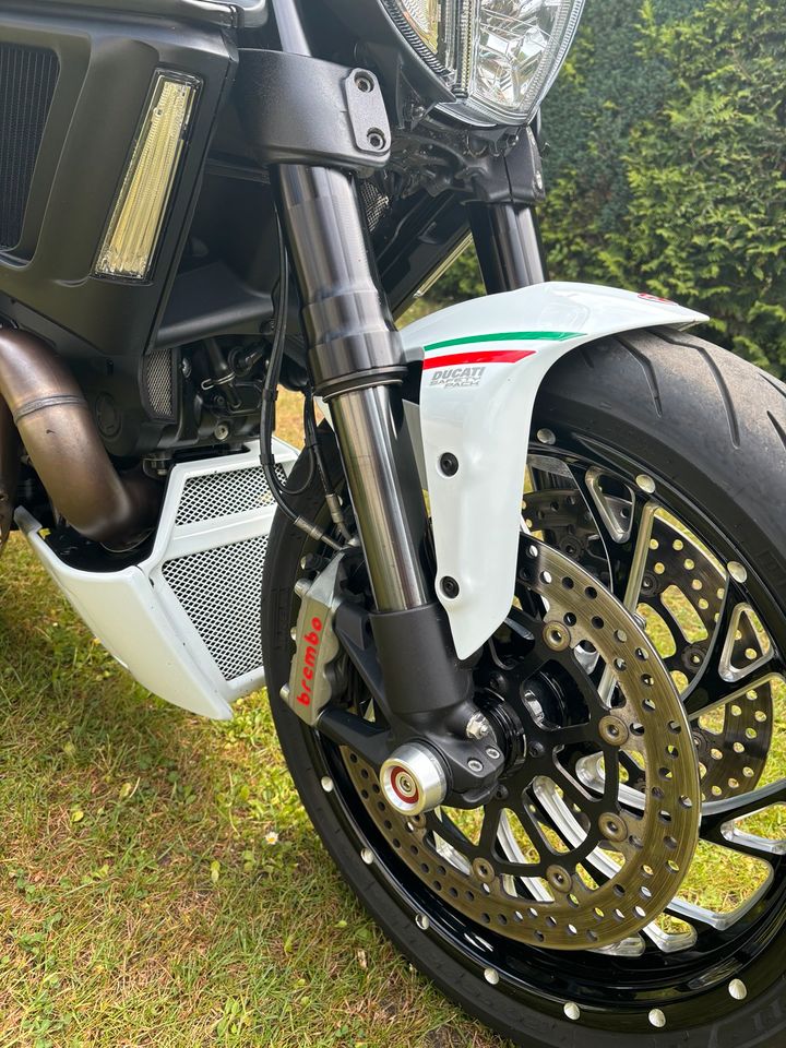 Ducati Diavel Dark/Carbon„Italia“ in Wittichenau