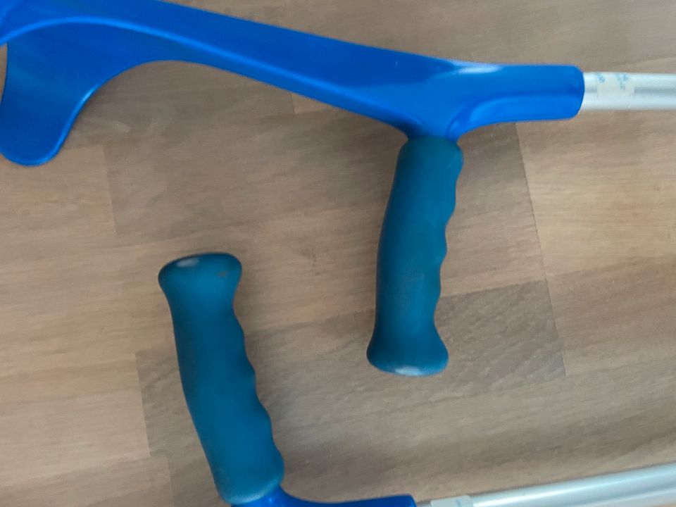 Krücken blau erwachsene Unterarmgehstützen Gehhilfen weiche Griff in Sankt Augustin