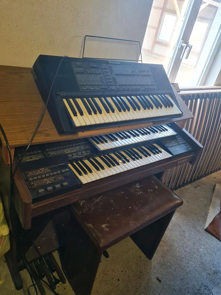 Orgel von Elka und Keyboard in Otterberg