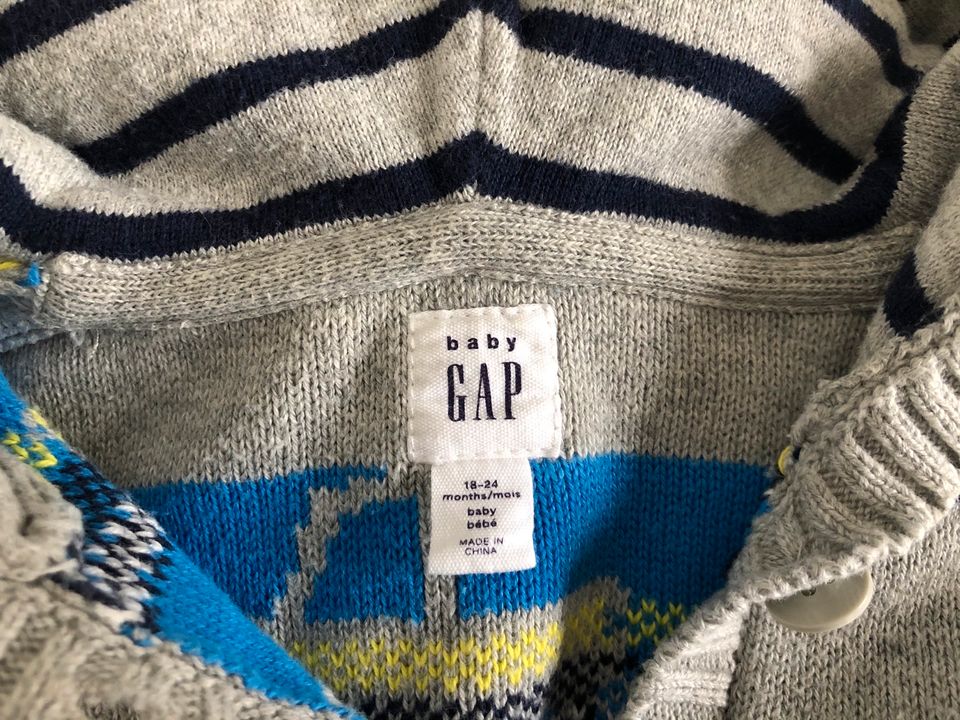 GAP Strickjacke, neuwertig, Gr. 92 (18 - 24 Monate) in Rödermark