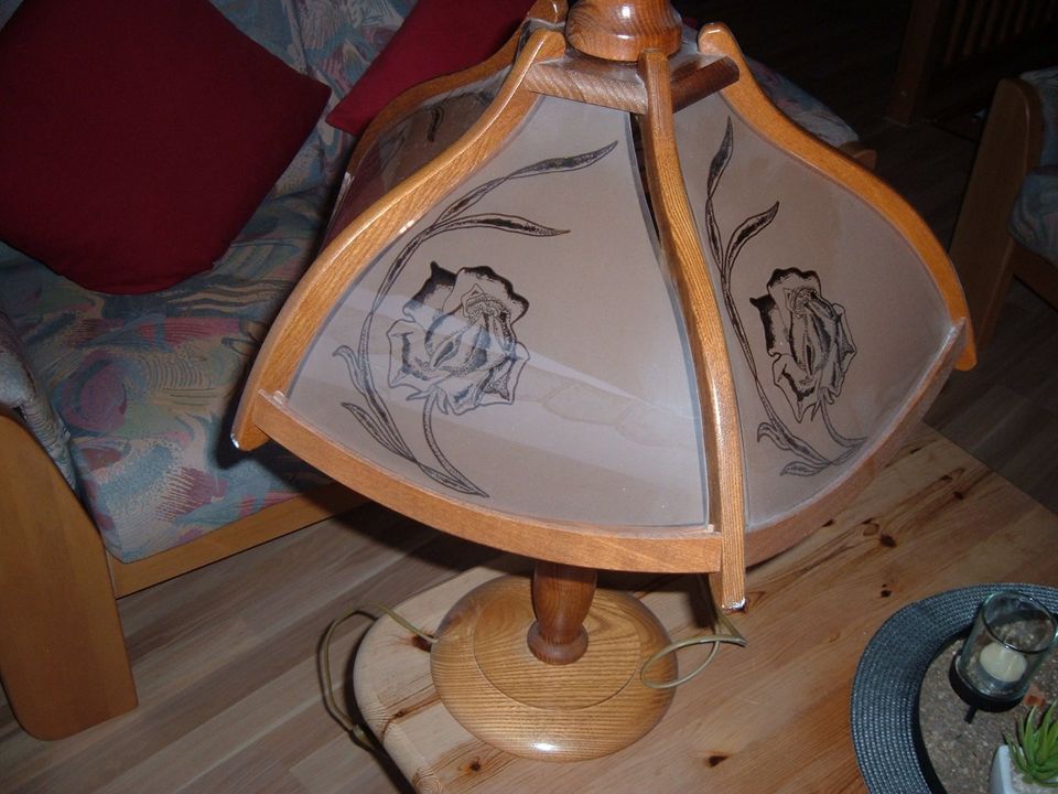 Große dekorative Tischlampe, Massivholzfuß mit schöner Maserung in Salzweg