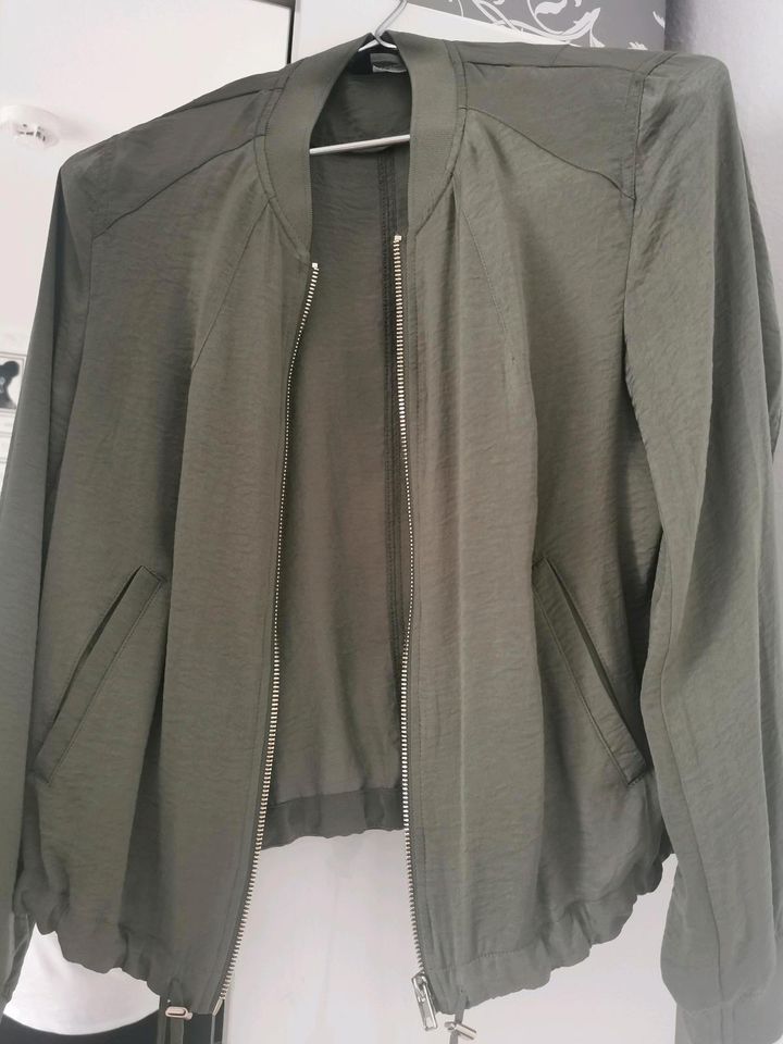 Damen Blouson Jäckchen Gr. 36 H&M neuwertig in Gottmadingen