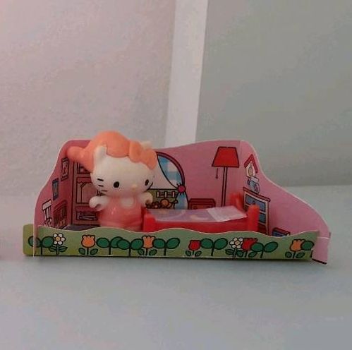 Überraschungsei Ü-Ei Hello-Kitty Figur Schlafzimmer in Leimen