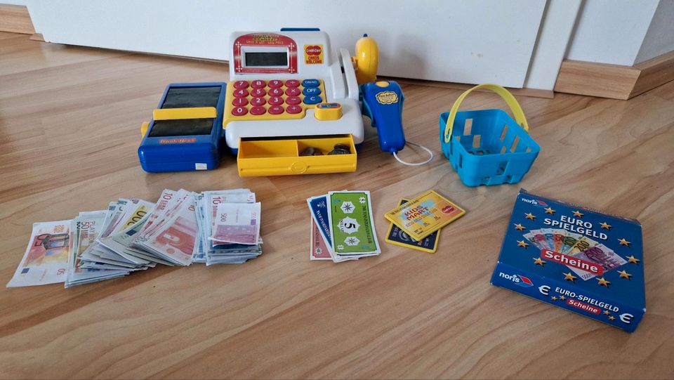 Spielzeugkasse mit Spielgeld, Zahlkarten und Einkaufskorb in Hamburg