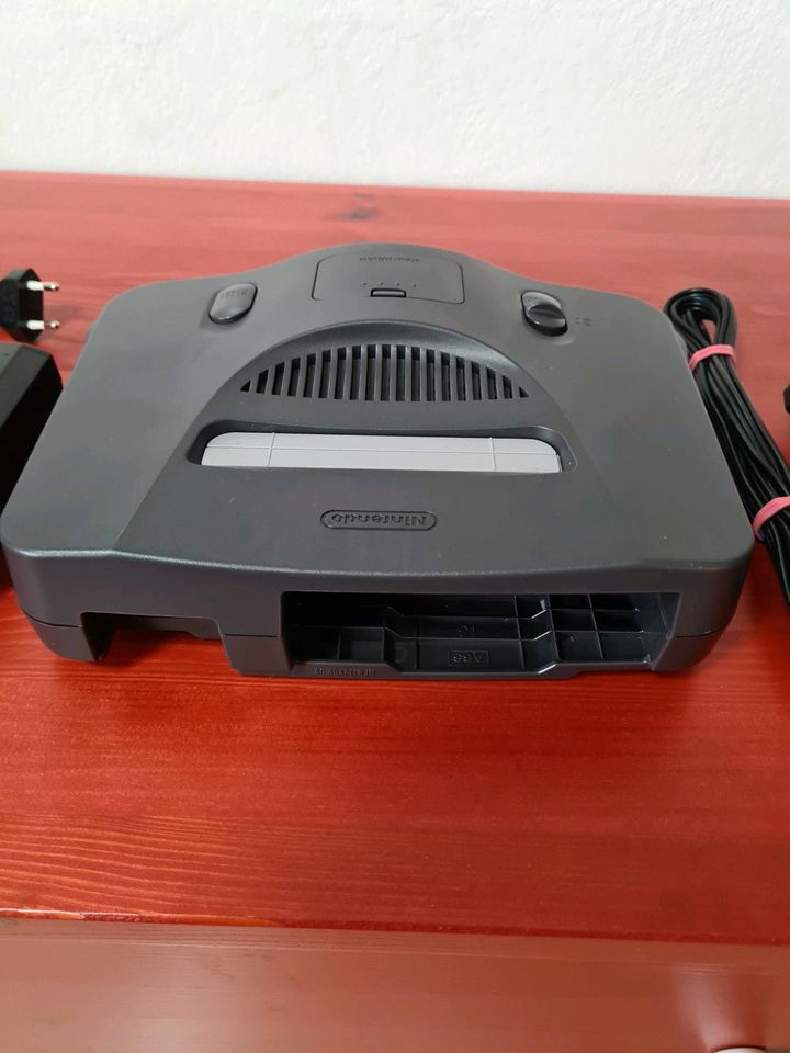 Nintendo 64 mit Kabeln top in Teublitz