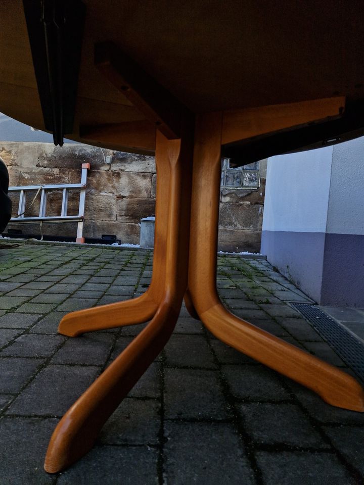 runder Vollholz Tisch, sehr stabiler Esstisch in Möhrendorf