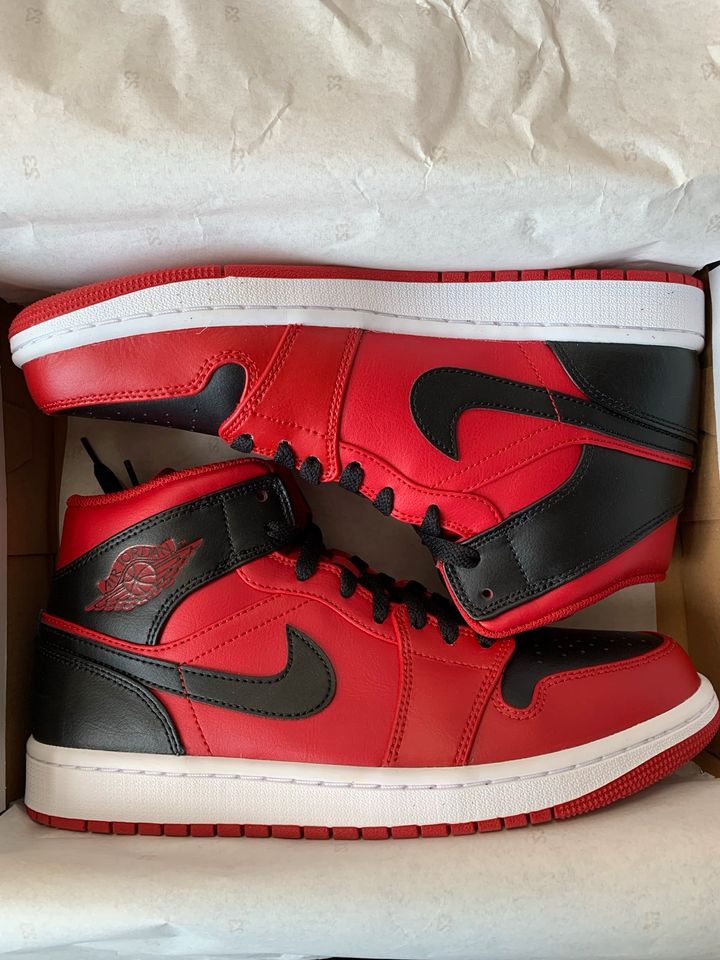 Nike Air Jordan 1 Mid, Gr. 42,5 / Rot-Schwarz-Weiß in Aachen