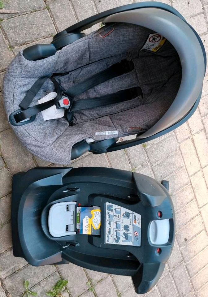 STOKKE BeSafe Schale + IZI GO İSOFİX Einfassung für Auto in Weil am Rhein