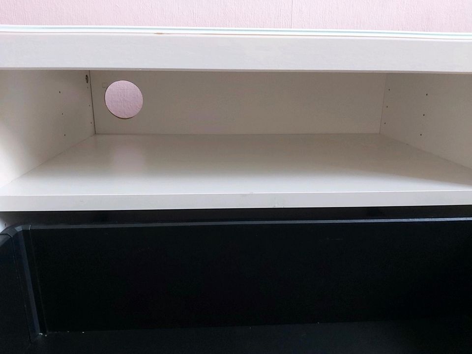 IKEA Tv Board mit Glasplatte in Springe