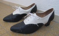 Dunkelblau-weiße Leder-Schuhe klassisch Gr. 40,5 zum Schnüren Niedersachsen - Göttingen Vorschau