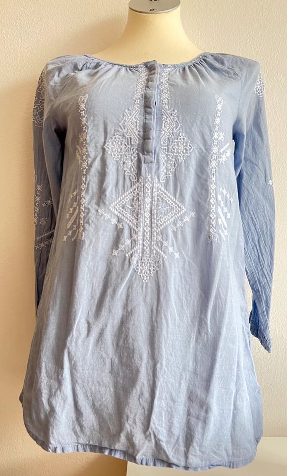 H&M Bluse mit Knopfleiste und Stickerei, hellblau/weiss, Gr. 36,S in Wedemark