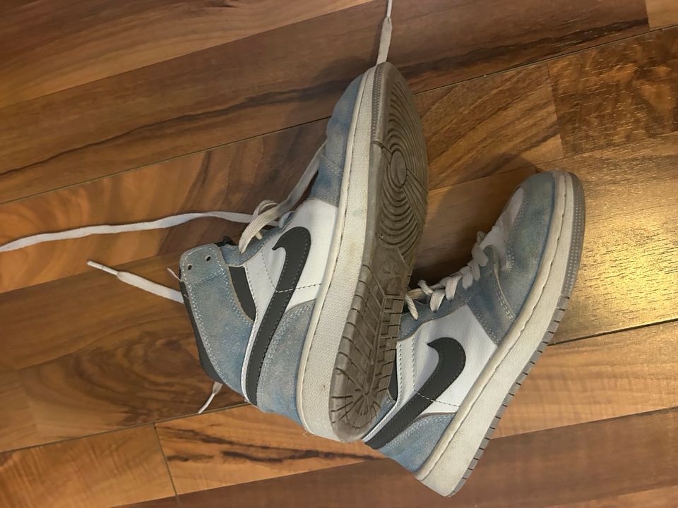 Nike Jordan blau grau 35 in Quarnbek