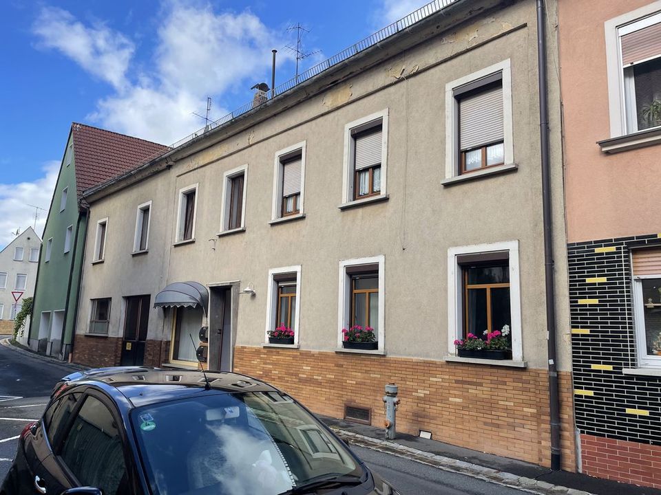 Über 6% Rendite möglich! Mehrfamilienhaus mit 4 Wohnungen & ca. 389 qm Wohnfläche, Gewerbefläche & große Garage in Uehlfeld