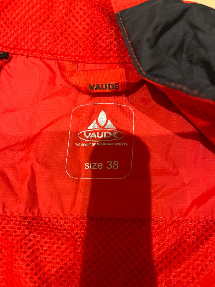 VAUDE Ulltra leichte Regenjacke Sportjacke in Rheinbach