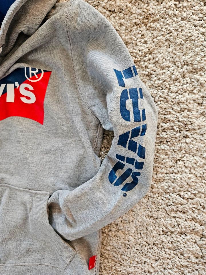 Hoodie/Kapuzen-Sweatshirt hellgrau für 10 Jahre von Levis in Riesa