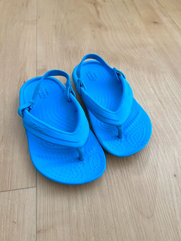 Crocs Jungen Badeschuhe Flip Flops C7 in Landshut