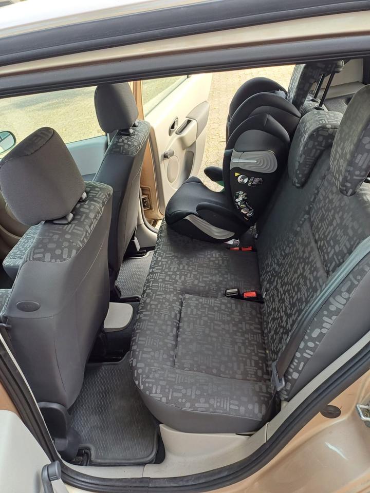 Renault modus 2005 16V mit einem Stand für zwei Fahrräder in Bremervörde