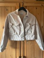 Bershka Jeansjacke mit aufgesetzten Taschen lachsfarben Gr. S 36 Nordrhein-Westfalen - Porta Westfalica Vorschau