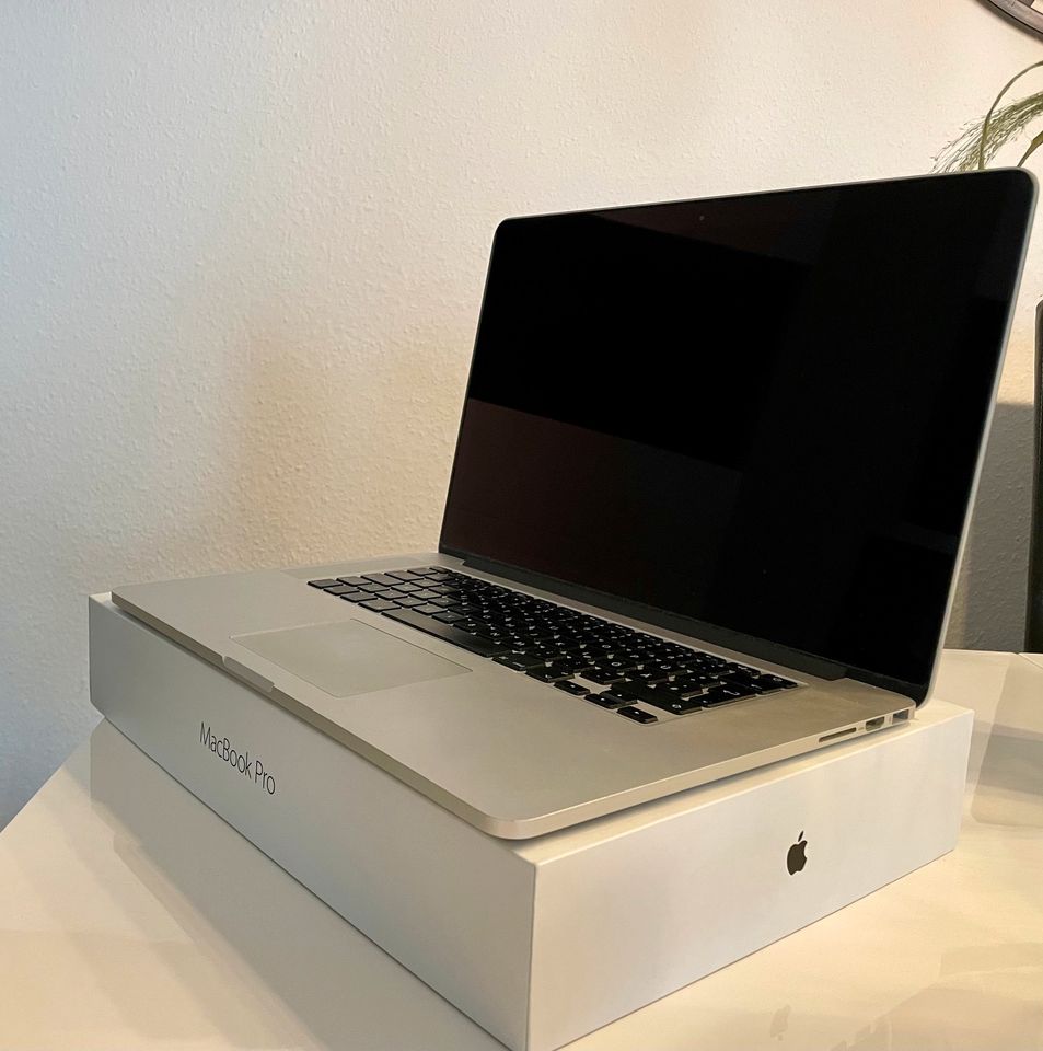 MacBook Pro 15“ Mid 2015 2,5 GHz 16GB RAM 512 GB AMD Radeon R370X in Hannover