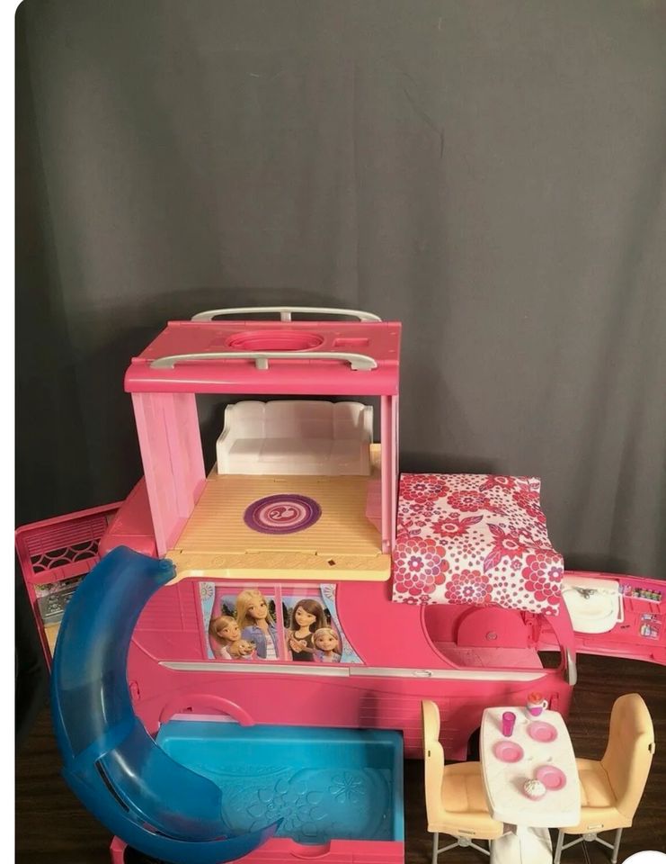 Barbie Camper und viele Barbies mit Schrank und Zubehör in Edingen-Neckarhausen