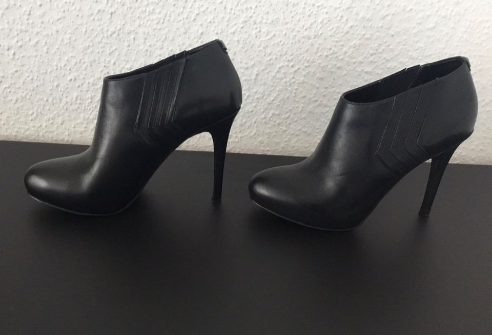 GUESS echt Leder Stiefeletten Stilettos Schwarz Gr. 37 Neuwertig in Essen