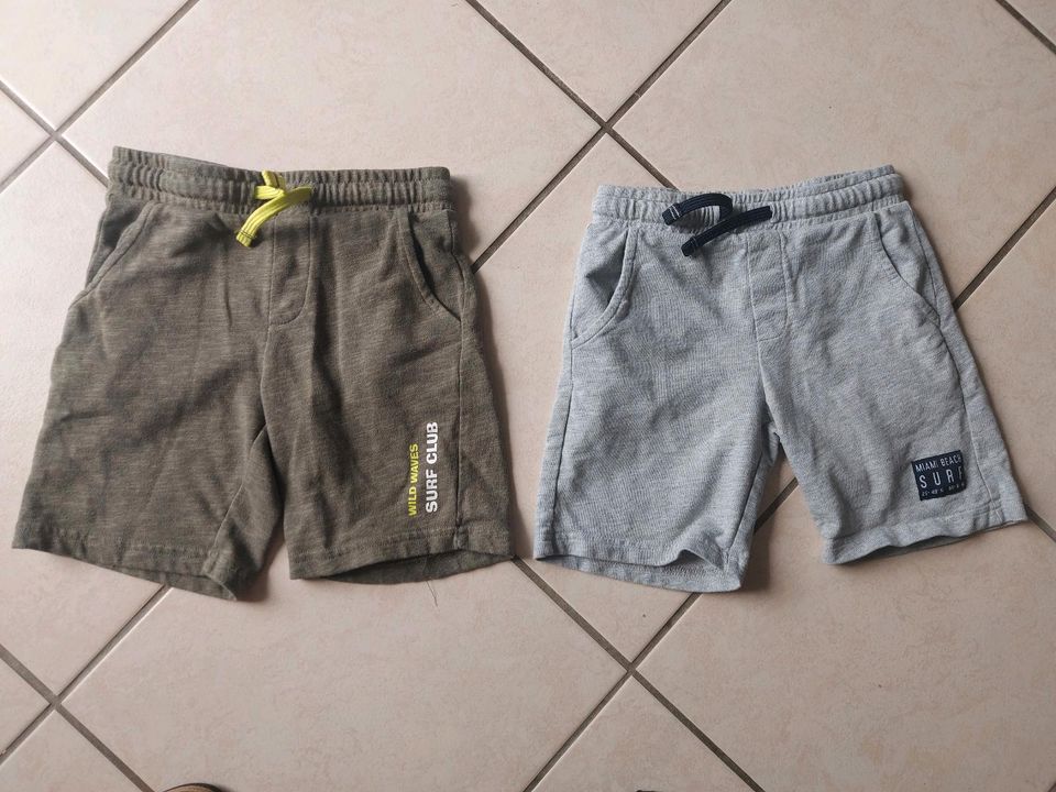 Jungen Shorts kurze Hosen Gr. 122/128 - wie NEU in Weilmünster