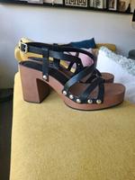 H&M Sandalen Absatz Pumps Sandaletten schwarz boho Holzoptik Nordrhein-Westfalen - Kreuztal Vorschau