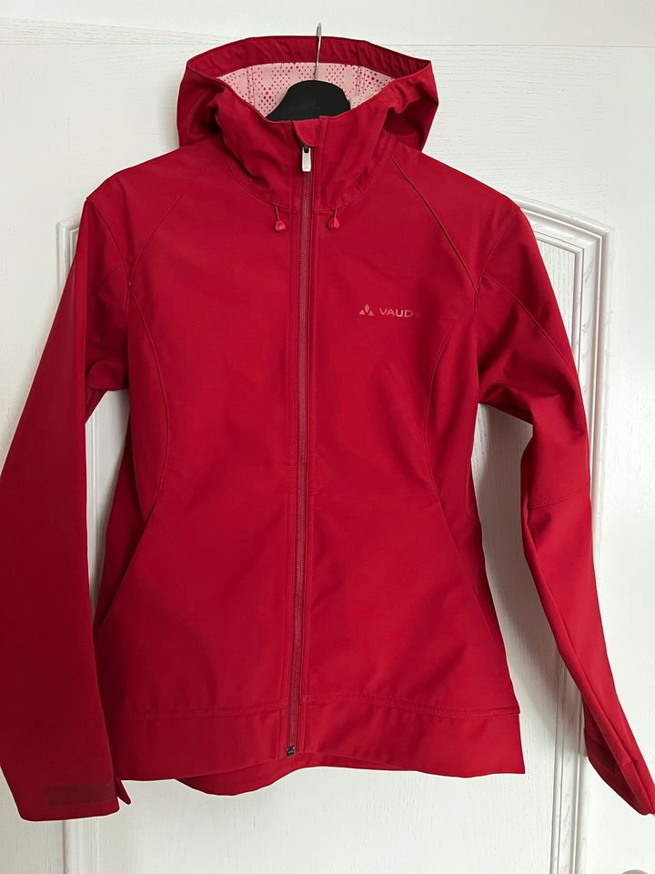 Vaude Damen Softshell Jacke Kapuze Regenschutz Rot Größe 38/S in Oestrich-Winkel