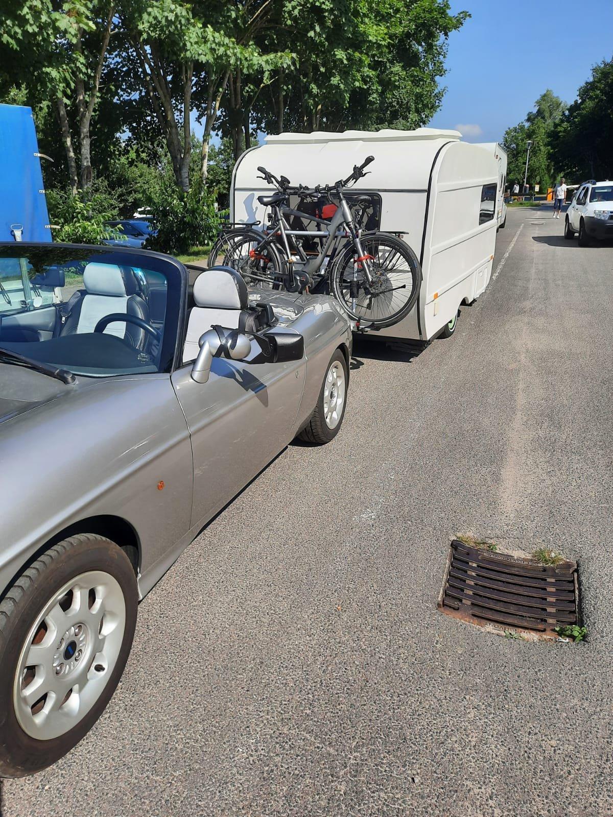 Abbildung des Autos Fiat Barchetta mit Anhän…