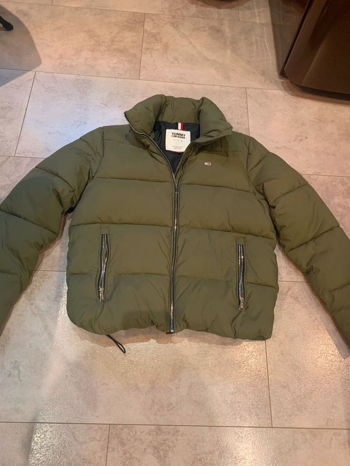 TOMMY JEANS Daunenjacke kurze Passform Damen Gr.S wie Neu / khaki in Vinningen