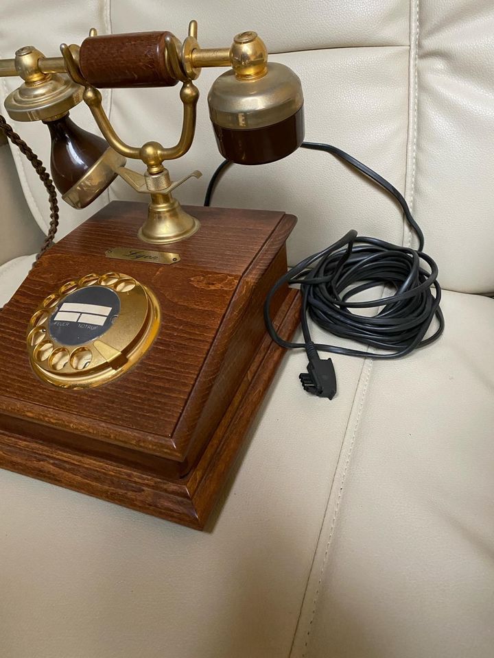 Antikes Lyon Telefon in Osnabrück