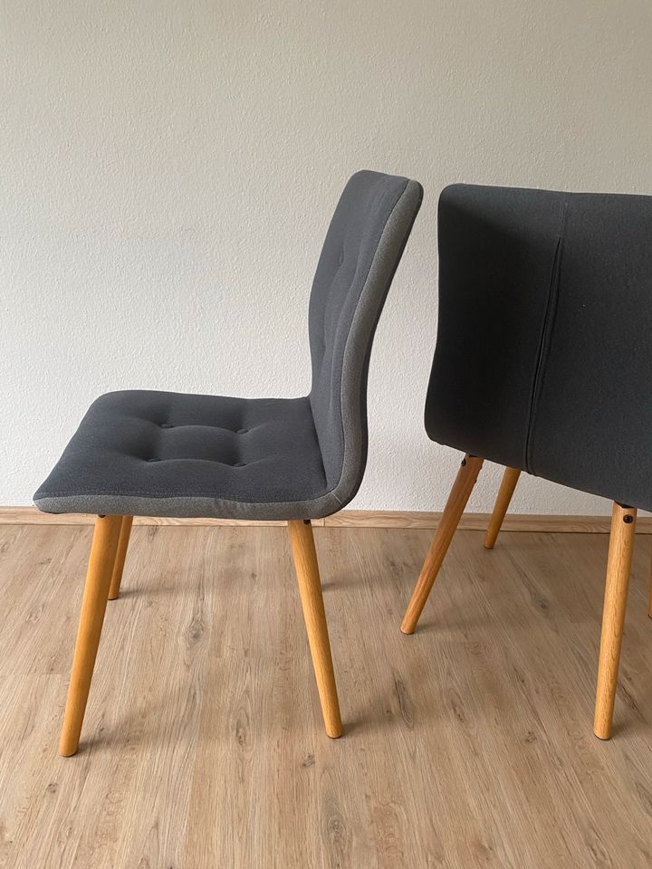 Stühle in grau mit Holzbeinen in Linden