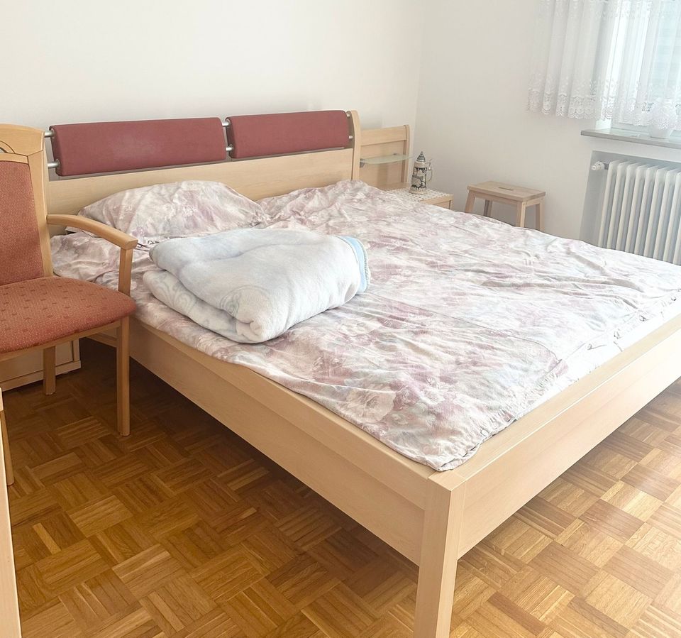 Schlafzimmer komplett mit Kleiderschrank Top Zustand NP 3.900€ in Illertissen