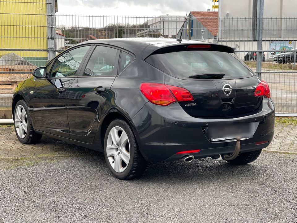 Opel Astra J Scheckheftgepflegt - abnehmbare AHK - Sitzheizung in Östringen