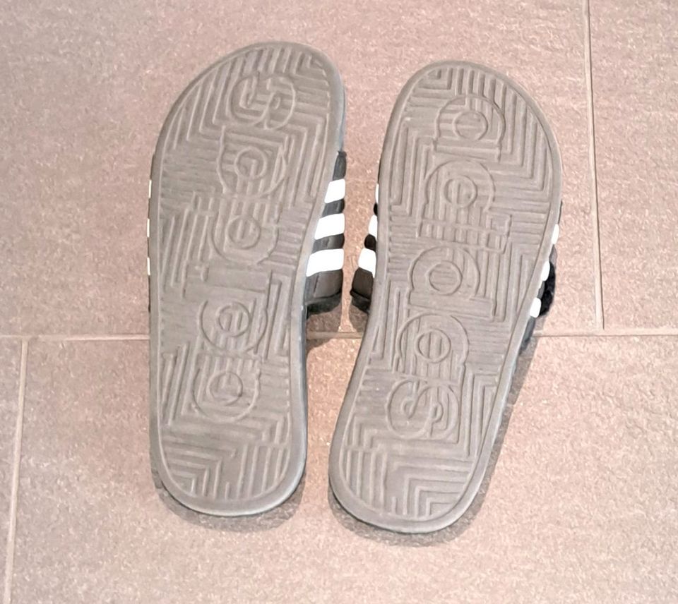 Adilette Schwarz Größe  40,5 in Freisen