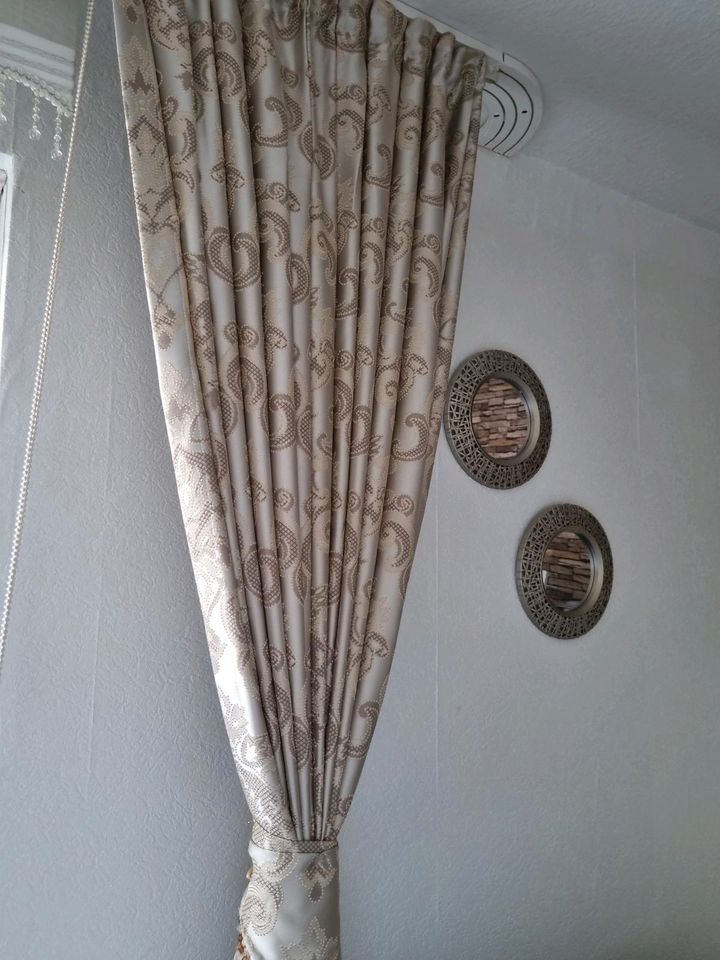 2 vorhänge verdunklungsvorhänge in beige mit haken/wandmontage in Gründau