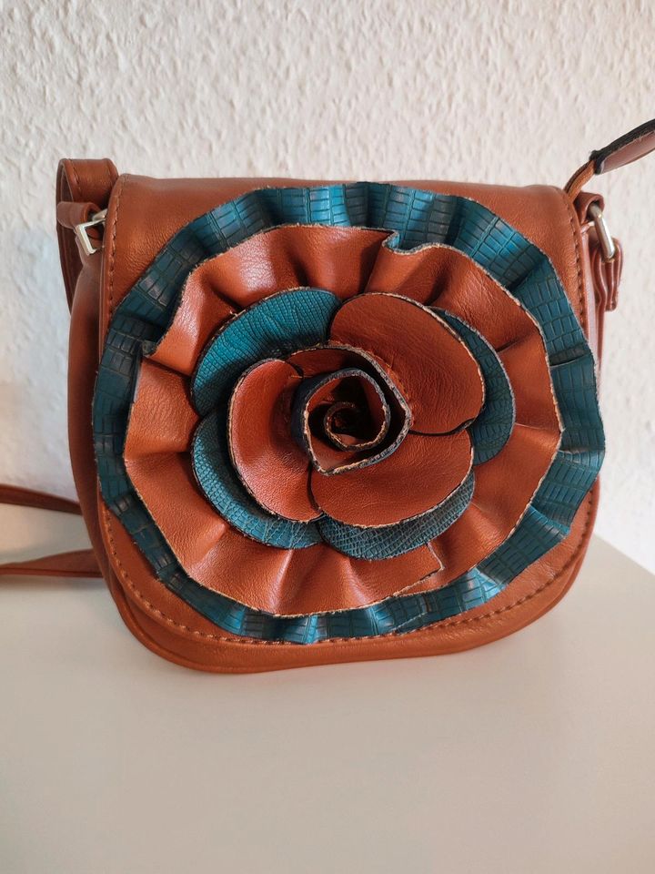 Handtasche, Umhängetasche,mit Blume, Lederimitat,Neu in Bischofswerda