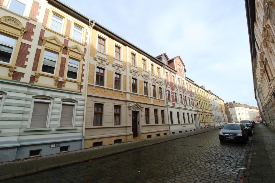 Schöne 2- Zimmerwohnung mit Fußbodenheizung+Einbauküche+Balkon+Bad mit Badewanne & Dusche+Laminat! in Dessau-Roßlau