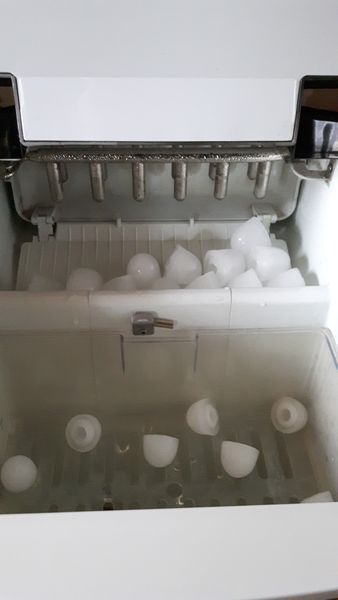 Hendi Eiswürfelmaschine Eiswürfelbereiter Edelstahl in Döbeln