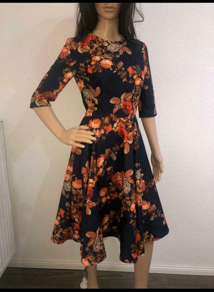 Chi Chi London Freizeitkleid MEGAN navy/flora GR. 36 (S) in Remscheid