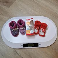 Digitale Babywaage mit NUK Flasche und Baby Strickschuhe Sachsen-Anhalt - Salzwedel Vorschau