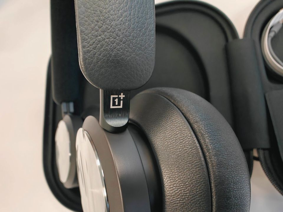 OnePlus x Bang & Olufsen Beocom Portal Limited Edition Headset in Sindelfingen