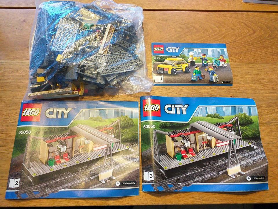Lego City Eisenbahn 60050 Bahnhof und Taxi mit Bauanleitung in Beendorf
