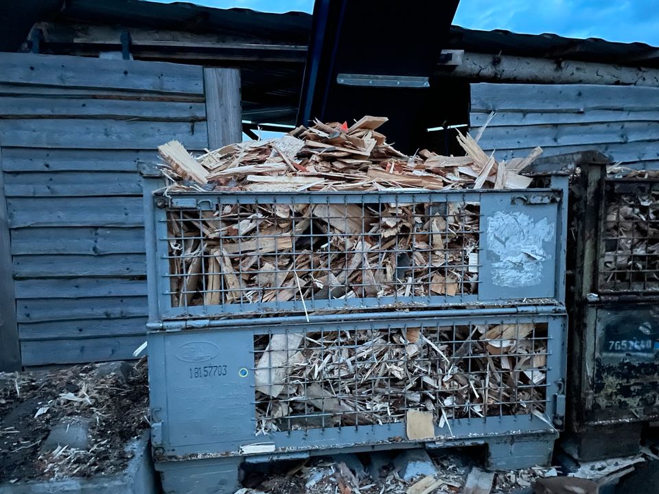 Hackschnitzel Brennholzreste Anzündholz in Freden