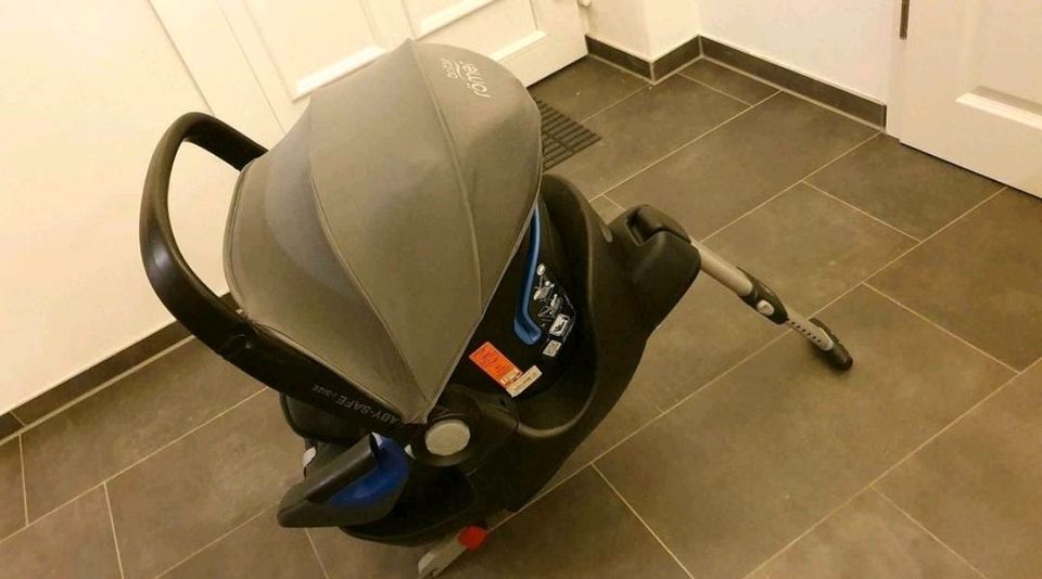 Babyschale Britax Römer Baby-Safe i-Size inkl. Zubehör/isofix in Venhaus