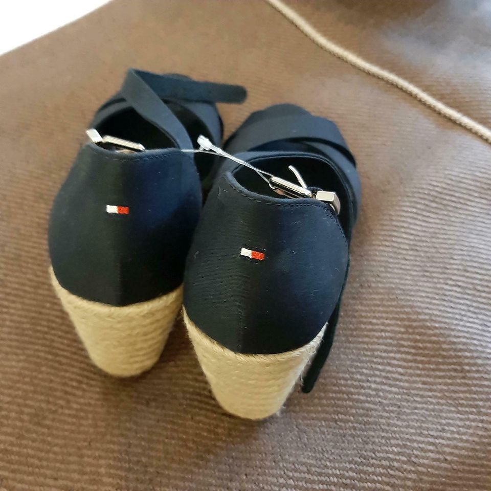 Tommy Hilfiger Sandale Gr.40 Keilabsatz Neu in Kalkofen