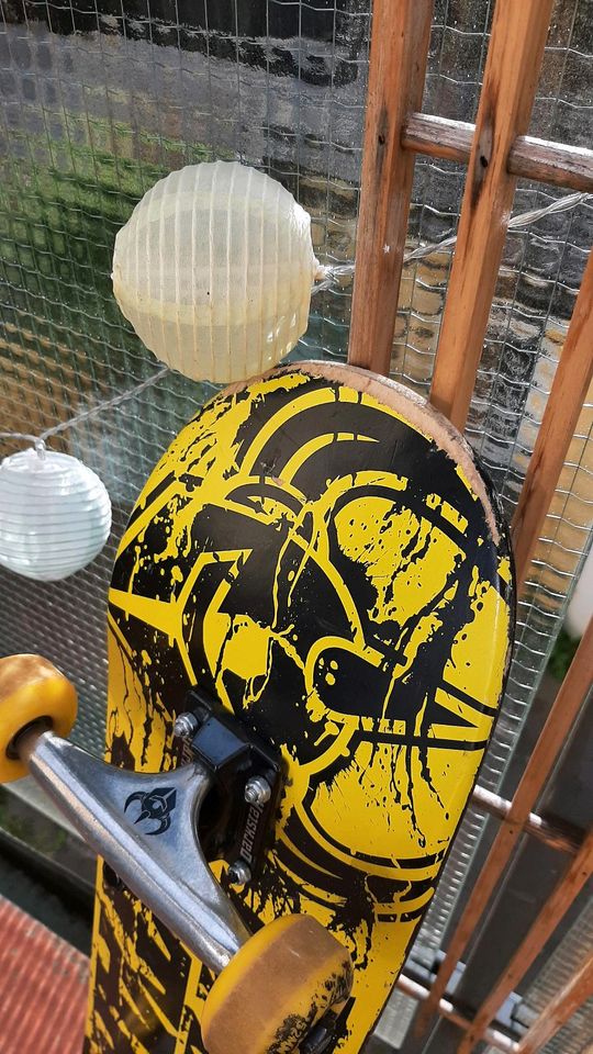 Gelb, schwarzes Darkstar 7,25'' Skateboard/Komplettboard in Stuttgart